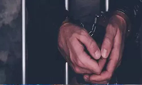 പോലീസുകാരാണെന്ന് തെറ്റിദ്ധരിപ്പിച്ച് റെയിൽവേ സ്റ്റേഷനിൽ നിന്ന് കൂട്ടികൊണ്ട് പോയി; അനുജത്തിയുടെ മുന്നില്‍ ചേച്ചിയെ ബലാത്സംഗം ചെയ്തു; രണ്ട് പേർ പിടിയിൽ