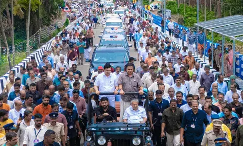 ഇനി ലെവല്‍ ക്രോസില്‍ വാഹനങ്ങള്‍ ക്യൂവിലല്ല; കൊടുവള്ളി റെയില്‍വേ മേല്‍പ്പാലം മുഖ്യമന്ത്രി നാടിന് സമര്‍പ്പിച്ചു; 60 റെയില്‍വേ മേല്‍പാലങ്ങള്‍ക്കായി 2028 കോടി രൂപ വകയിരുത്തിയെന്ന് പിണറായി വിജയന്‍