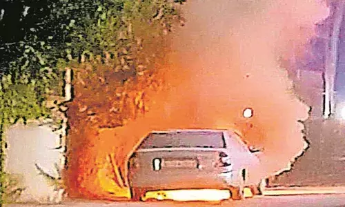 വൈക്കത്ത് ഓടിക്കൊണ്ടിരുന്ന കാറിന് തീപിടിച്ചു; കാറിനുള്ളില്‍ ഉണ്ടായിരുന്നവര്‍ ഓടി രക്ഷപ്പെട്ടു: അപകടം നടന്നതിന് സമീപത്ത് പെട്രോള്‍ പമ്പും ഇന്ധനം നിറച്ച ടാങ്കര്‍ ലോറിയും