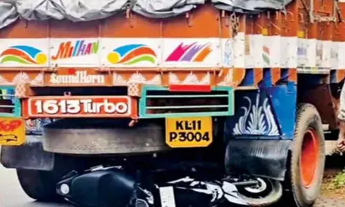 നിര്‍ത്തിയിട്ട ലോറി പിന്നോട്ട് നിരങ്ങി നീങ്ങി; ലോറിക്കടിയിലേക്ക് സ്‌കൂട്ടറുമായി മറിഞ്ഞുവീണ് യുവതിക്ക് പരിക്ക്