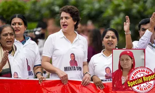 മിന്റ ദേവി, 124നോട്ടൗട്ട്!  വോട്ടര്‍പട്ടികയിലെ മുതുമുത്തശ്ശിയുടെ ശരിയായ പ്രായം 35;  പിഴവ് ആയുധമാക്കി ഇന്ത്യാസഖ്യം; പാര്‍ലമെന്റിനു മുന്നില്‍ എം.പിമാരുടെ പ്രതിഷേധം വൈറലായി; ടീ ഷര്‍ട്ടിലെ വോട്ടറെ തേടി വിളിയെത്തിയതോടെ ബിഹാറുകാരി കലിപ്പില്‍; എന്റെ മുഖംപതിച്ച ടിഷര്‍ട്ട് ധരിച്ച് പ്രതിഷേധിക്കാന്‍ പ്രിയങ്ക ആരെന്ന് ചോദ്യം; സിവാന്‍ സ്വദേശിനിയായ വീട്ടമ്മ പറയുന്നത്
