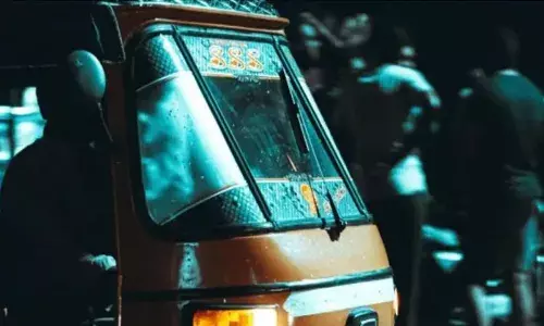 10 രൂപയെച്ചൊല്ലി വാക്കുതർക്കം; ഡ്രൈവറെ ഓട്ടോയിൽ നിന്ന് വലിച്ചിറക്കി ക്രൂരമായി മർദ്ദിച്ചു; രണ്ട് പേർ പിടിയിൽ