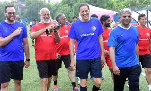 ഫിഡൽ കാസ്ട്രോ സെന്റിനറി ഫുട്ബോൾ; ബൂട്ടണിഞ്ഞ് സി.പി.എം ജനറൽ സെക്രട്ടറി എം.എ ബേബി; ഒപ്പം പന്ത് തട്ടി   ഫുട്ബാൾ ഇതിഹാസം ബൈച്ചുങ് ബൂട്ടിയയും; ചിത്രങ്ങൾ വൈറൽ