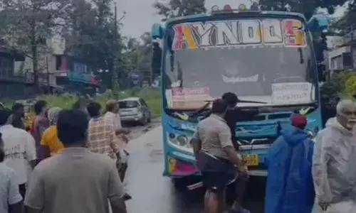 ഒന്ന് രണ്ടറ്റം കൂട്ടിമുട്ടിച്ചതാ..; രാവിലെ തന്നെ അമിത വേഗതയിലെത്തി ബസിന്റെ പരാക്രമം; ബൈക്കിലെത്തിയവർക്ക് പരിക്ക്; മുട്ടൻ പണി കൊടുത്ത് നാട്ടുകാർ