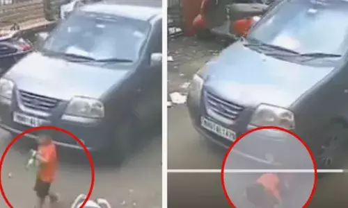 കളിയില്‍ മുഴുകി പോയ കുഞ്ഞ്; കുട്ടിയെ ശ്രദ്ധിക്കാതെ കടന്നുവന്ന കാര്‍ ഡ്രൈവറും; മുന്നോട്ട് എടുക്കവേ ദാരുണ അപകടം; നിലവിളി കേട്ട് നാട്ടുകാർ ഓടിയെത്തി; നടുക്കുന്ന ദൃശ്യങ്ങൾ പുറത്ത്