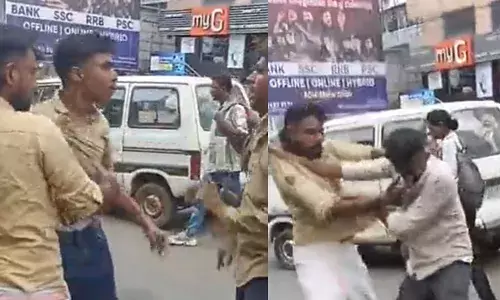 ഇടിച്ചു പൊട്ടിക്കട...; തിരക്കേറിയ റോഡിലെ കാഴ്ച കണ്ട് യാത്രക്കാരുടെ കിളി പോയി; നടുറോട്ടിൽ സ്വകാര്യ ബസ് ജീവനക്കാരുടെ തല്ലുമാല 2.0; പോലീസെത്തിയപ്പോൾ സംഭവിച്ചത്