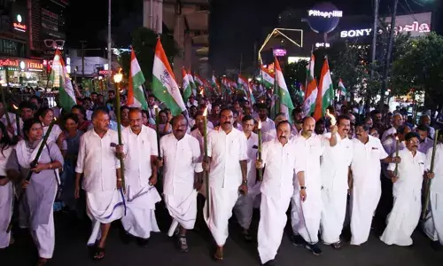ഏകാധിപതികളെ ജനം അന്ധകാരത്തിലേക്ക് തള്ളിയ ചരിത്രം മറക്കരുത്; സംഘപരിവാര്‍ ഫാസിസ്റ്റ് ഭരണകൂടം തിരഞ്ഞെടുപ്പ് സംവിധാനങ്ങളെ അട്ടിമറിച്ച്, ജനാധിപത്യത്തെ കശാപ്പു ചെയ്യുകയാണെന്ന് ഫ്രീഡം ലൈറ്റ് മാര്‍ച്ച് ഉദ്ഘാടനം ചെയ്യവേ വി ഡി സതീശന്‍