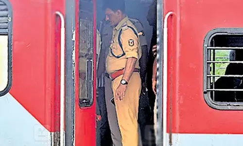 ഗര്‍ഭസ്ഥശിശുവിന്റെ മൃതദേഹം ട്രെയിനിലെ ചവറ്റുകുട്ടയില്‍ കണ്ടെത്തി; കോച്ചുകള്‍ക്കിടയിലെ ചവറ്റുകുട്ടയില്‍ കിടന്ന മൃതദേഹം കണ്ടെത്തിയത് ശുചീകരണ തൊഴിലാളികള്‍