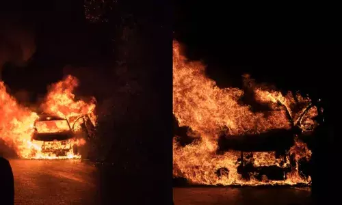 ഏലപ്പാറയില്‍ ഓടിക്കൊണ്ടിരുന്ന കാറിന് തീ പിടിച്ചു; കാര്‍ പൂര്‍ണമായും കത്തി നശിച്ചു: വാഹനത്തില്‍ നിന്നും പുക ഉയരുന്നത് കണ്ട യാത്രക്കാര്‍ ഓടി രക്ഷപ്പെട്ടു