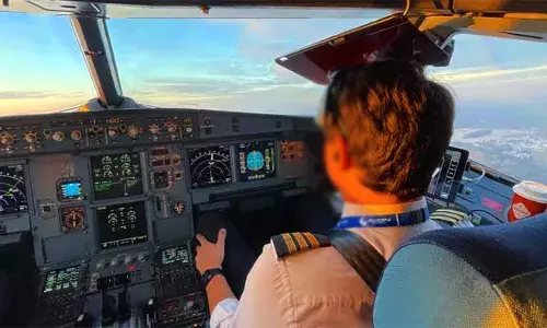 താന്‍ വിമാനം പറത്തുന്നത് കുടുംബത്തെ കാണിക്കാന്‍ പറക്കലിനിടെ കോക്ക്പിറ്റ് തുറന്നിട്ട് പൈലറ്റ്; പിന്നാലെ സസ്‌പെന്‍ഷന്‍
