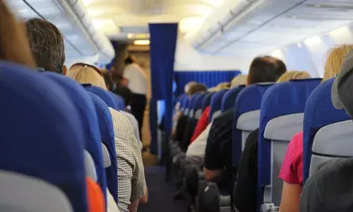 വിമാനയാത്രയ്ക്കിടെ മുന്‍സീറ്റിലിരുന്ന യുവതിയെ കാല് കൊണ്ട് സ്പര്‍ശിച്ചു; തിരുവനന്തപുരത്ത് പറന്നിറങ്ങിയപ്പോള്‍ കുതിച്ചെത്തി വലിയതുറ പൊലീസ്; വട്ടപ്പാറ സ്വദേശി അറസ്റ്റില്‍