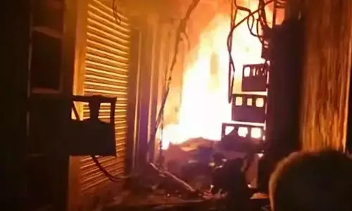 പുലർച്ചെ കെട്ടിടത്തിന്റെ നാലാം നിലയിൽ നിന്ന് നിലവിളി ശബ്ദം; ഓടിയെത്തിയ നാട്ടുകാർ കണ്ടത് തീ പടർന്നു പിടിക്കുന്ന കാഴ്ച; അഞ്ചുപേർ വെന്തുമരിച്ചു; പ്രദേശത്ത് കനത്ത പുക