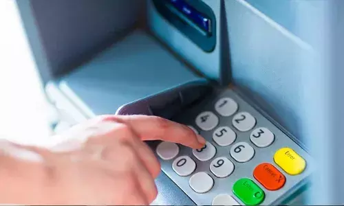 പണമെടുക്കുന്നതിനിടെ എടിഎമ്മില്‍ നിന്ന് ഷോക്കേറ്റു; കൈക്ക് ഗുരുതര പരിക്ക്; കീപാഡില്‍ വൈദ്യുതി പ്രവാഹമെന്ന് പോലീസ്