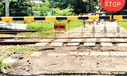 ട്രെയിന്‍ വരുമ്പോള്‍ റെയില്‍വേ ഗേറ്റ് തുറന്നുകിടക്കുന്നു; ലോക്കോ പൈലറ്റിന്റെ സമയോചിത ഇടപെടലില്‍ ഒഴിവായത് വന്‍ ദുരന്തം