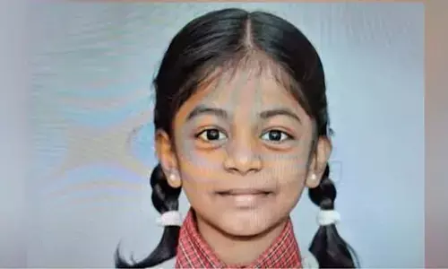 അച്ഛനൊപ്പം സ്‌കൂളിലേക്ക് പോകുമ്പോള്‍ ബൈക്കില്‍ നിന്നു തെറിച്ചു വീണു; ബസ് കയറി രണ്ടാം ക്ലാസുകാരിക്ക് ദാരുണാന്ത്യം