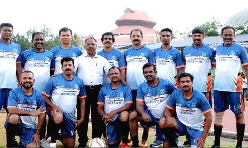 ചാമ്പ്യന്മാർ 33 കൊല്ലത്തിന് ശേഷം വീണ്ടും ബൂട്ടുകെട്ടി; ഒത്തുകൂടിയത് ഇന്റർ യൂണിവേഴ്സിറ്റി സൗത്ത് സോൺ ഫുട്ബോൾ ടൂർണമെന്റ് ആദ്യമായി നേടിയ കേരള യൂണിവേഴ്സിറ്റി ടീം