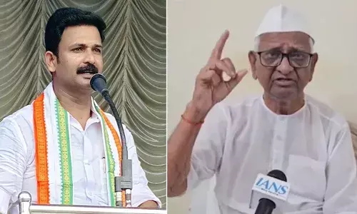 ഗാന്ധി സ്വതന്ത്രമാക്കിയ ഇന്ത്യയെ സംഘപരിവാര്‍ അടിമത്തത്തിലേക്ക് കൊണ്ടുപോയി കൊടുത്തത് ഗാന്ധിത്തൊപ്പി വച്ച ഈ കള്ളക്കിളവന്റെ നേതൃത്വത്തിലാണ്; ഇപ്പോള്‍ ഇയാളുടെ കാതില്‍ ചാണകം നിറഞ്ഞിട്ടുണ്ടാകാം: അണ്ണാ ഹസാരെയ്ക്കെതിരെ യൂത്ത് കോണ്‍ഗ്രസ് നേതാവിന്റെ രൂക്ഷ വിമര്‍ശനം