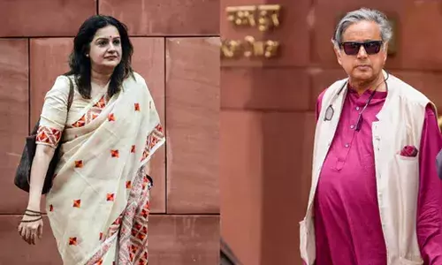 അടിസ്ഥാനപരമായി നിങ്ങള്‍ സാരിയുടുത്ത ശശി തരൂര്‍ ആണെന്ന് മാധ്യമ പ്രവര്‍ത്തക; ആര്‍ക്കാണ് പ്രശംസയെന്ന് അറിയില്ലെന്ന് പ്രിയങ്ക; ഒരു പ്രശംസയായി കാണുന്നു എന്ന് വീഡിയോ പങ്കുവെച്ച് തരൂര്‍