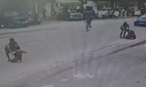 സ്‌കൂട്ടറിന് പിന്നില്‍ കാറിടിച്ചു; റോഡിലേക്ക് തെറിച്ചുവീണ് യുവതിയും കുഞ്ഞും