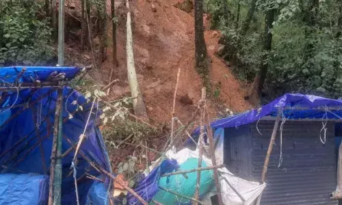 കനത്തമഴയില്‍ മൂന്നാര്‍ ആര്‍.ഒ ജംഗ്ഷന് സമീപം വീണ്ടും മണ്ണിടിച്ചില്‍; വഴിയോരക്കടകള്‍ക്ക് കേടുപാടുകള്‍