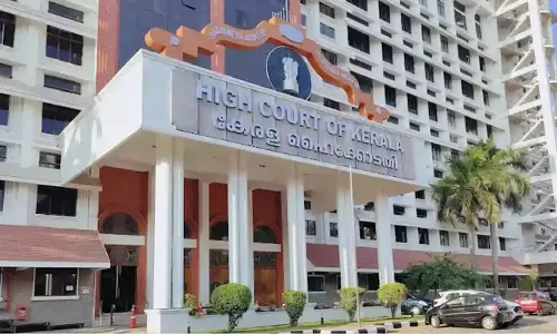 ഹൈക്കോടതിയിൽ അതിക്രമിച്ചു കയറാൻ ശ്രമം; പെരുമ്പാവൂരിൽ കൊല്ലപ്പെട്ട നിയമവിദ്യാർഥിനിയുടെ അമ്മ അറസ്റ്റിൽ