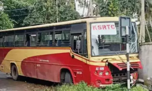 എതിർദിശകളിലായി വന്ന ബസും ബൈക്കും; ശരവേഗത്തിൽ മറ്റൊരു വാഹനത്തെ മറികടന്നതും അപകടം; യുവാക്കൾ രക്ഷപ്പെട്ടത് ഭാഗ്യം കൊണ്ട്; കേസെടുത്ത് പോലീസ്