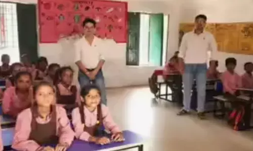 അങ്ങനെ ആദ്യമായി ബെഞ്ചും ഡെസ്കു‌മെത്തി; അതീവ സന്തോഷത്തിൽ കുട്ടികളും അധ്യാപകരും; ഫണ്ടിന്റെ അഭാവം മാറിയപ്പോൾ പിലിഭിത്തിലെ പ്രൈമറി സ്‌കൂളുകളിൽ സംഭവിക്കുന്നത്