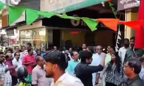 ലൈഫ് പദ്ധതിയെ ഉദ്യോഗസ്ഥര്‍ അട്ടിമറിച്ചാല്‍ നടപടി എടുക്കാന്‍ തദ്ദേശ വകുപ്പിന് കഴിയില്ലേ? എഴുകോണിലെ സിപിഎം സമരം ഉയര്‍ത്തുന്നത് ഈ രസകരമായ ചോദ്യം