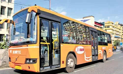 ഓടിക്കൊണ്ടിരുന്ന കെഎസ്ആര്‍ടിസി ബസില്‍നിന്ന് തീയും പുകയും; ഭയന്ന് വിറച്ച് യാത്രക്കാര്‍