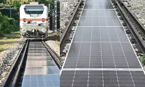 റെയില്‍വേപ്പാളങ്ങള്‍ക്കിടയില്‍ സോളാര്‍ പാനലുകള്‍ ഘടിപ്പിച്ച് ആദ്യമായി വൈദ്യുതി ഉത്പാദിപ്പിച്ച് ഇന്ത്യന്‍ റെയില്‍വേ; 70 മീറ്റര്‍ നീളത്തില്‍ 28 പാനലുകളാണ് സ്ഥാപിച്ചത്; ബനാറസിലും കേരളത്തില്‍ കണ്ണൂരിലും പദ്ധതി നടപ്പാക്കി