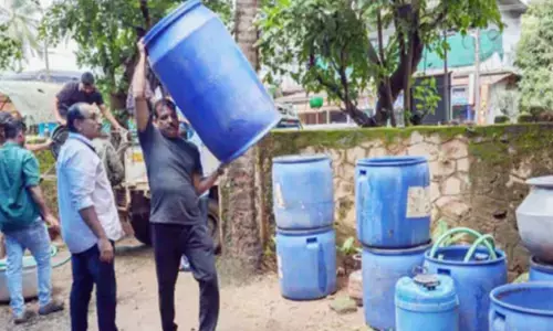 പാറക്കെട്ടുകള്‍ക്കിടയിൽ തിളങ്ങിയത് ഓണകെണി; പിന്തുടർന്നെത്തിയ എക്‌സൈസിന് അമ്പരപ്പ്; വനത്തിനുള്ളിൽ വ്യാജ വാറ്റ് കേന്ദ്രം; എല്ലാം കൈയ്യോടെ പൊക്കി; സംഭവം മലപ്പുറത്ത്