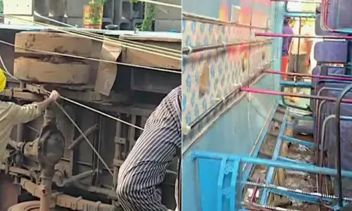 സ്വകാര്യ ബസ് മറിഞ്ഞ് അപകടം; വിദ്യാര്‍ത്ഥികളടക്കം 20 പേര്‍ക്ക് പരിക്ക്; ആശുപത്രിയിൽ പ്രവേശിപ്പിച്ചു; സംഭവം കോഴിക്കോട്