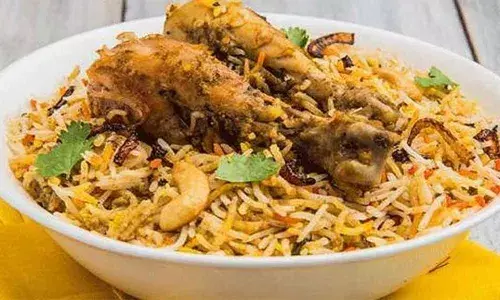 ജന്മാഷ്ടമി ദിനത്തിൽ പ്രളയ ബാധിതർക്ക് നൽകിയ ഭക്ഷണ പൊതി കണ്ട് അമ്പരപ്പ്; സ്ഥലത്ത് പോലീസ് അടക്കം പാഞ്ഞെത്തി; നാല് പേരെ അറസ്റ്റ് ചെയ്തു