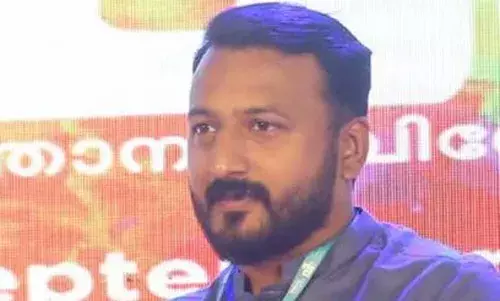 രാഹുല്‍ മാങ്കൂട്ടത്തിലിന്റെ ഇരകളില്‍ കോണ്‍ഗ്രസ് വനിത പ്രവര്‍ത്തകരും; എല്ലാമറിഞ്ഞിട്ടും ഷാഫി പറമ്പില്‍ സംരക്ഷിക്കുന്നു; രാഹുലിനെതിരേ പലരും ഷാഫിക്ക് പരാതി നല്‍കിയിട്ടും യാതൊരു വിധി നടപടിയുമില്ല; യൂത്ത് കോണ്‍ഗ്രസ് അധ്യക്ഷനെതിരെ ആരോപണങ്ങളുമായി എഴുത്തുകാരി