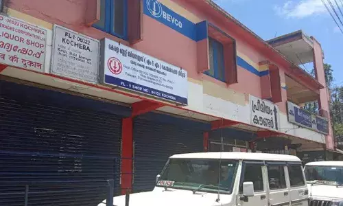 കൊച്ചറ ബിവറേജസിനെ വിടാതെ പിന്തുടര്‍ന്ന് വിജിലന്‍സ്; ഔട്ട്ലെറ്റില്‍ മിന്നല്‍ പരിശോധന; ഇടനിലക്കാരുടെ വാഹനത്തില്‍ നിന്ന് കണക്കില്‍പ്പെടാത്ത അരലക്ഷം കണ്ടെത്തി