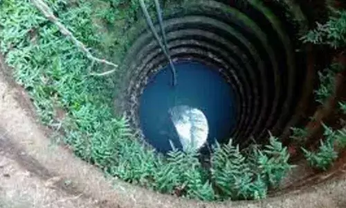 വീട്ടുമുറ്റത്തെ കിണര്‍ ഭൂമിക്കടിയിലേക്കു താഴ്ന്ന് ഇടിഞ്ഞിറങ്ങി;  അയല്‍വാസിയുടെ കിണറിന്റെ അരികിനും മതിലിനും കേടുപാടുകള്‍: ആശങ്കയില്‍ നാട്ടുകാര്‍