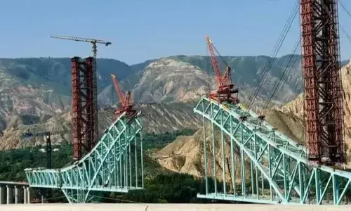 ചൈനയില്‍ നിര്‍മാണത്തിലിരുന്ന കൂറ്റന്‍ പാലം തകര്‍ന്നുവീണു; 12 പേര്‍ മരിച്ചു; നാലുപേരെ കാണാതായി