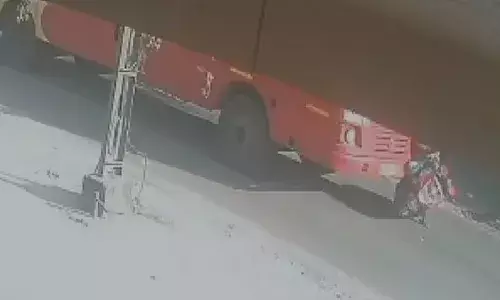 പുനലൂരിൽ കെഎസ്ആർടിസി ബസ് സ്കൂട്ടറിലിടിച്ചു; യാത്രക്കാരന് പരിക്ക്