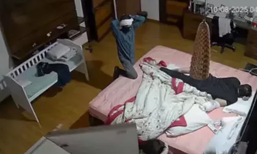 കട്ടിലിൽ സുഖമായി കിടന്നുറങ്ങുന്ന ജഡ്ജി; മുറിക്കുള്ളിൽ മുഖംമൂടിയും ഗ്ലൗസും ധരിച്ചെത്തിയ കള്ളൻ; നാല് മിനിറ്റ് കൊണ്ട് നടത്തിയത് ലക്ഷങ്ങളുടെ കവർച്ച; ഭയപ്പെടുത്തുന്ന ദൃശ്യങ്ങൾ പുറത്ത്