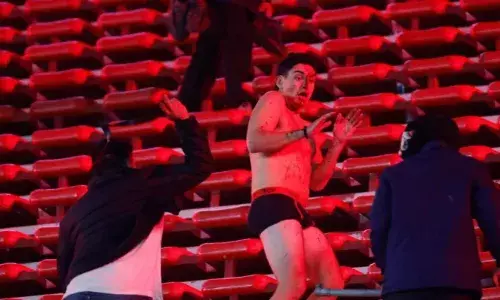 ലീവ് മി എലോൺ..ബ്രോ; സ്റ്റേഡിയത്തിൽ ആവേശമായി തുടങ്ങിയ ഫുട്ബോൾ മാമാങ്കം; ഇടവേളയ്‌ക്കിടെ തല്ലുമാല 2.0; എതിർ ടീമിന്റെ ആരാധകരുടെ മേൽ ശരവർഷം പോലെ പാഞ്ഞ് കല്ലുകൾ; നൂറ് പേരെ പൊക്കി പോലീസ്