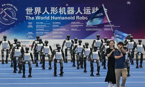 കളിക്കളത്തിൽ കണ്ടത് എല്ലാം യാന്ത്രികമായി ചലിക്കുന്ന കുറെ മനുഷ്യരെ; കുങ്ഫു ഇനങ്ങളിൽ വരെ സ്വർണത്തിളക്കം; ലോക റോബോട്ട് ഗെയിംസിന് ചൈനയിൽ തിരശ്ശീല വീണു