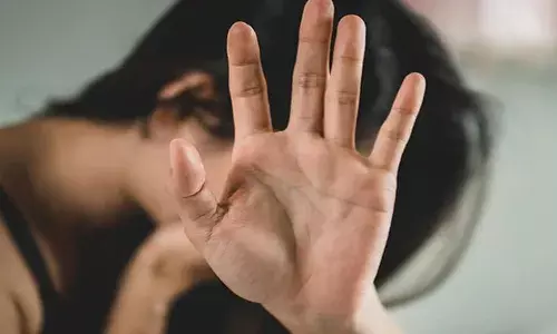 പെൺകുട്ടി ഉറങ്ങുന്ന സമയം നോക്കി കോച്ചിനുള്ളിൽ കയറി മോശമായി സ്പർശിച്ചു; നിലവിളി കേട്ട് യാത്രക്കാർ ഓടിയെത്തി; ജിആർപി കോണ്‍സ്റ്റബളിനെ സസ്‌പെന്‍ഡ് ചെയ്തു