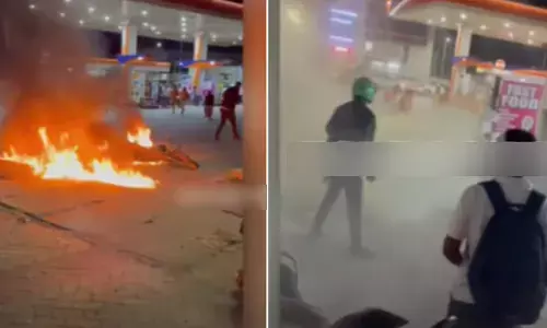 ആലുവ പെട്രോൾ പമ്പിലെത്തിയവർ ജീവനും കൊണ്ടോടി; മദ്യലഹരിയിൽ ഒരാളുടെ പരാക്രമം; തീപ്പെട്ടി കത്തിച്ച് സ്വന്തം ബൈക്കിനെ തീയിട്ടു; എല്ലാവരും രക്ഷപ്പെട്ടത് തലനാരിഴയ്ക്ക്