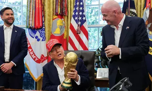 മനോഹരമായ സ്വര്‍ണ്ണക്കട്ട! തനിക്ക് നോബേല്‍ സമ്മാനം മാത്രം പോര ഫുട്ബോള്‍ ലോകകപ്പും വേണം; കയ്യില്‍ കിട്ടിയ ഫിഫ ലോകകപ്പ് തിരിച്ചുതരില്ലെന്ന് ഡോണള്‍ഡ് ട്രംപ്; കാണികളില്‍ ചിരി പടര്‍ത്തി അമേരിക്കന്‍ പ്രസിഡന്റിന്റെ കുസൃതി