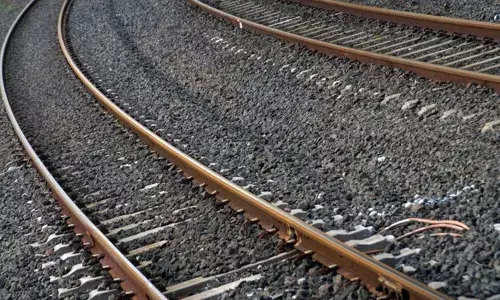 വന്ദേഭാരത് കടന്നു പോകുമ്പോള്‍ റെയില്‍പാളത്തില്‍ കല്ലു വെച്ചു; സ്‌കൂള്‍ വിദ്യാര്‍ത്ഥികളായ അഞ്ചുപേര്‍ പിടിയില്‍