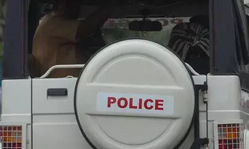 ആലുവയില്‍ പെട്രോള്‍ പമ്പിനകത്ത് ബൈക്കിന് തീയിട്ട് യുവാവ്; ഓടി രക്ഷപ്പെടാന്‍ ശ്രമിക്കവെ നാട്ടുകാര്‍ പിടികൂടി