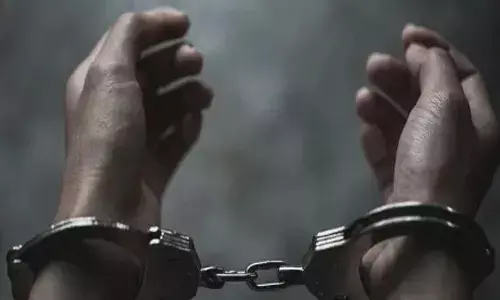 വളര്‍ത്ത് നായയ്ക്ക് മുന്നിലേക്ക് പൂച്ചയെ കൊണ്ടുവരല്ലേയെന്ന് അയല്‍വാസിയോട് യുവാവ്; ഉടന്‍ കത്തിയെടുത്ത് കുത്തി 41കാരന്‍: അറസ്റ്റ്