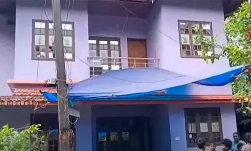 ഇരിക്കൂറിൽ പട്ടാപ്പകൽ വീട്ടിൽ കവർച്ച: 30 പവൻ സ്വർണവും അഞ്ച് ലക്ഷം രൂപയും മോഷ്ടിച്ചു; അന്വേഷണം ആരംഭിച്ച് പോലീസ്