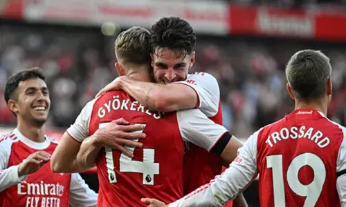 ലീഡ്സ് യുണൈറ്റഡിനെതിരെ അഞ്ചടിച്ച് ആഴ്‌സണൽ; വിക്ടർ ഗ്യോകെരസിനും യൂറിയൻ ടിംബറിനും ഇരട്ട ഗോൾ; എമിറൈറ്റിസിനെ ആവേശത്തിലാഴ്ത്തി 15കാരൻ മാക്സ് ഡോവ്മാന്റെ അരങ്ങേറ്റം