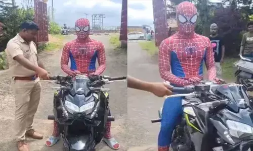തിരക്കേറിയ റോഡിൽ ബൈക്കിലെത്തി സ്പൈഡർമാന്റെ അഭ്യാസ പ്രകടനം; പോലീസിനെ കണ്ടതും പെടുന്നനെ ബ്രേക്കിട്ടു; 15,000 രൂപ പിഴ ചുമത്തി പോലീസ്